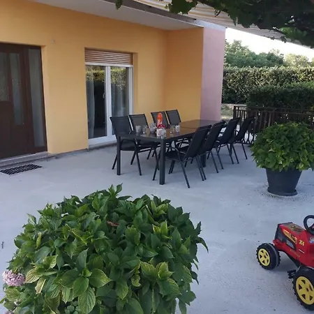 Apartman Jakov * Nedescina