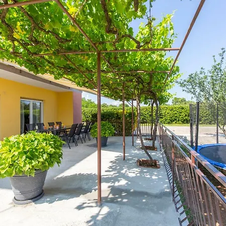 Apartment Apartman Jakov